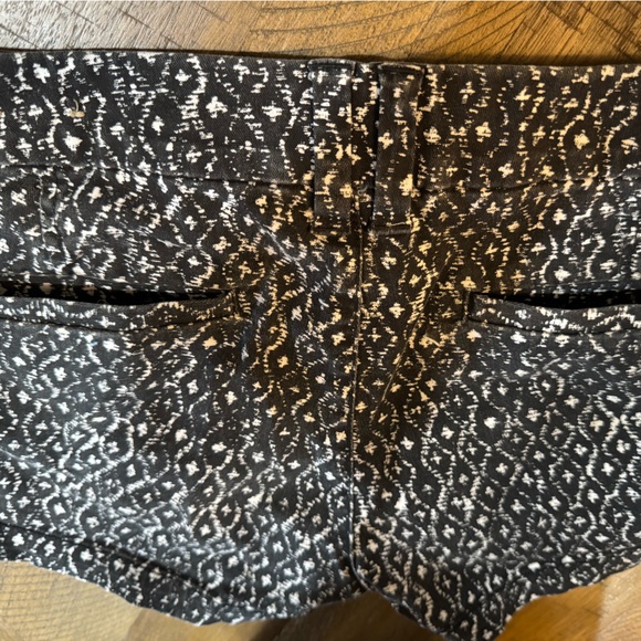AEO 🌟 Black and White Patterned Shorts - Picture 7 of 14